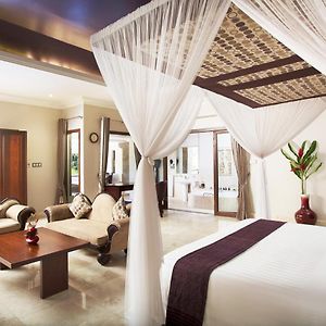Pool King Suite
